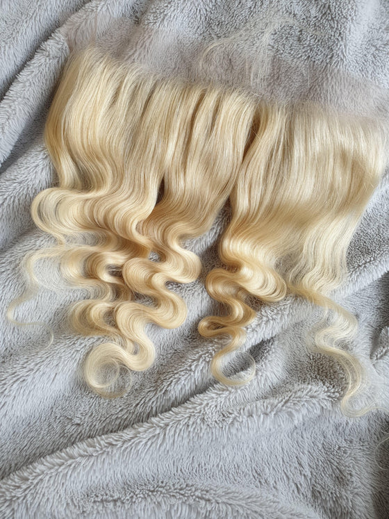 Transparent lace frontal blond ondulé