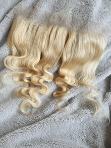  Transparent lace frontal blond ondulé